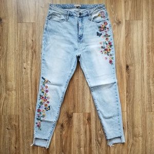 NWOT Embroidered Highwaist Light Ankle Jeans
